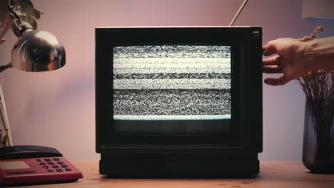 tv retro, televisión vintage en una configuración nostálgica, una tv retro muestra grano en la pantalla, dispositivo aterrador de la noche de halloween bueno para la llave de croma y la pantalla verde. imágenes de alta calidad 4k