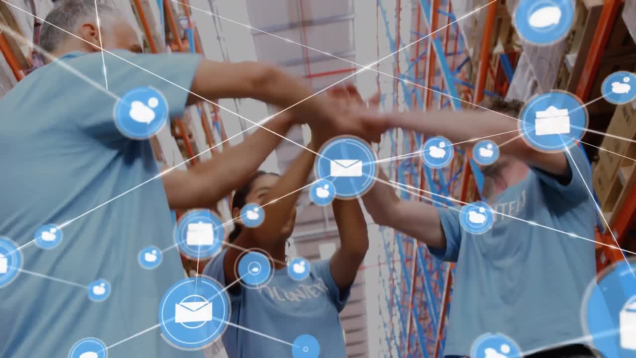 다양한 남녀 자원봉사자들이 손을 함께 쌓고 있는 아이콘 네트워크의 애니메이션