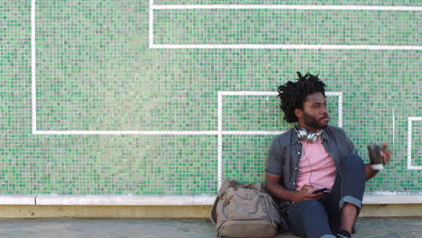 Un-Joven-Estudiante-Negro-De-Moda-Con-Rastas