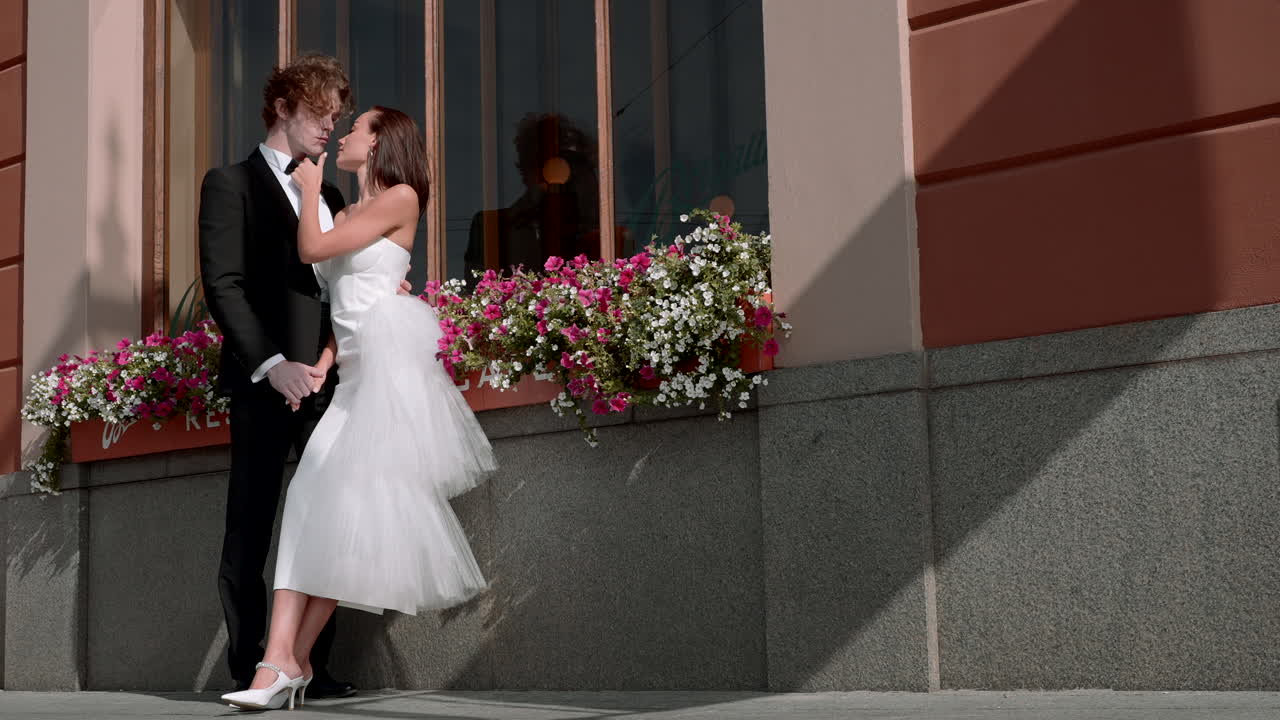 una pareja romántica frente a un edificio
