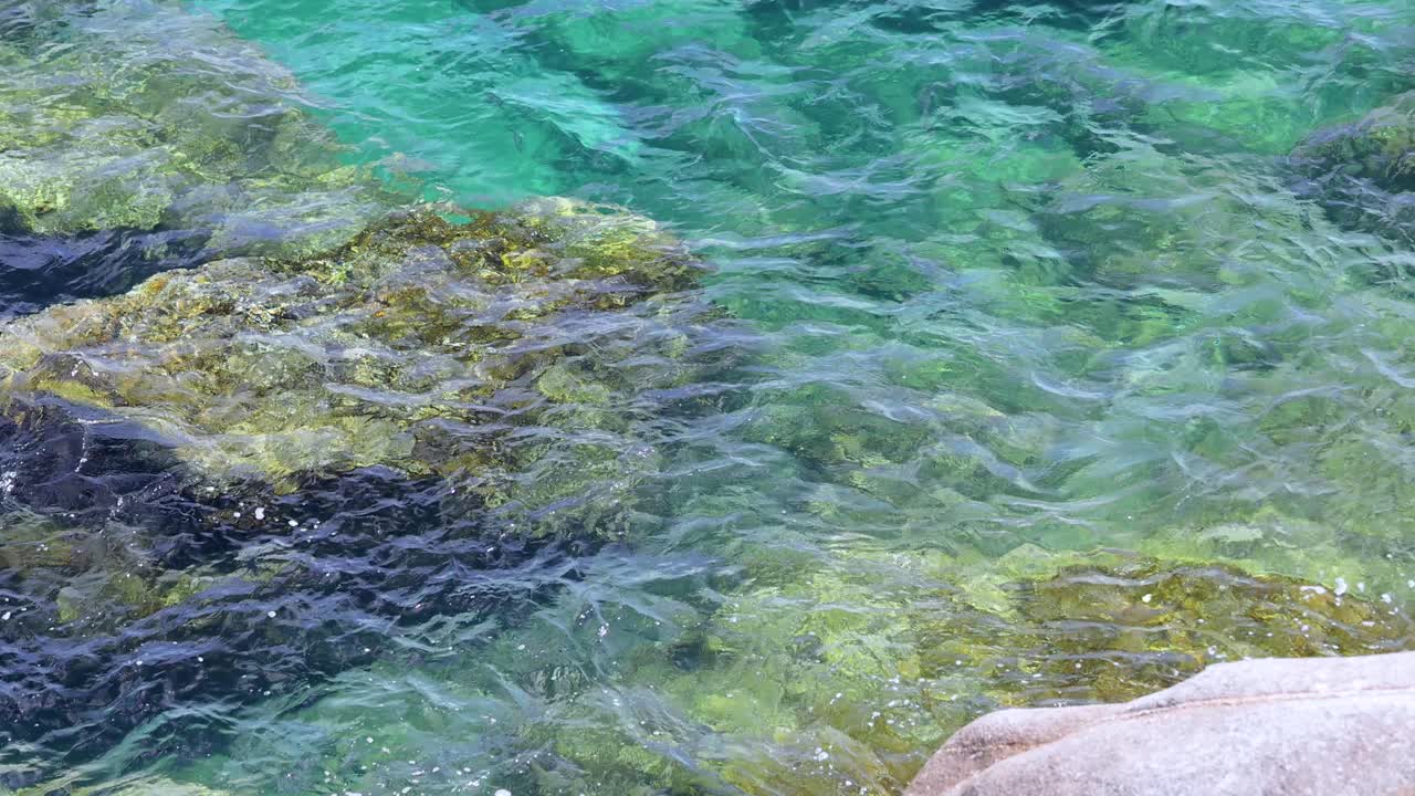 el agua clara fluye sobre las rocas en phuket, tailandia