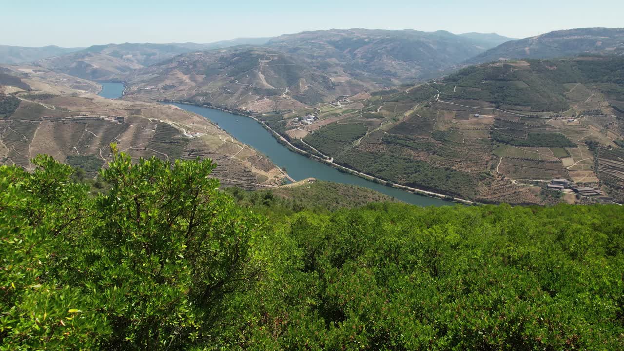 Lo splendido fiume Douro dal punto panoramico di Galafura, vista aerea.