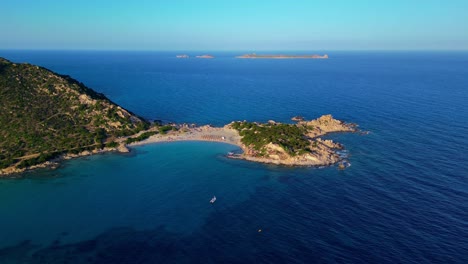 costa rocosa cubierta de montañas y vegetación