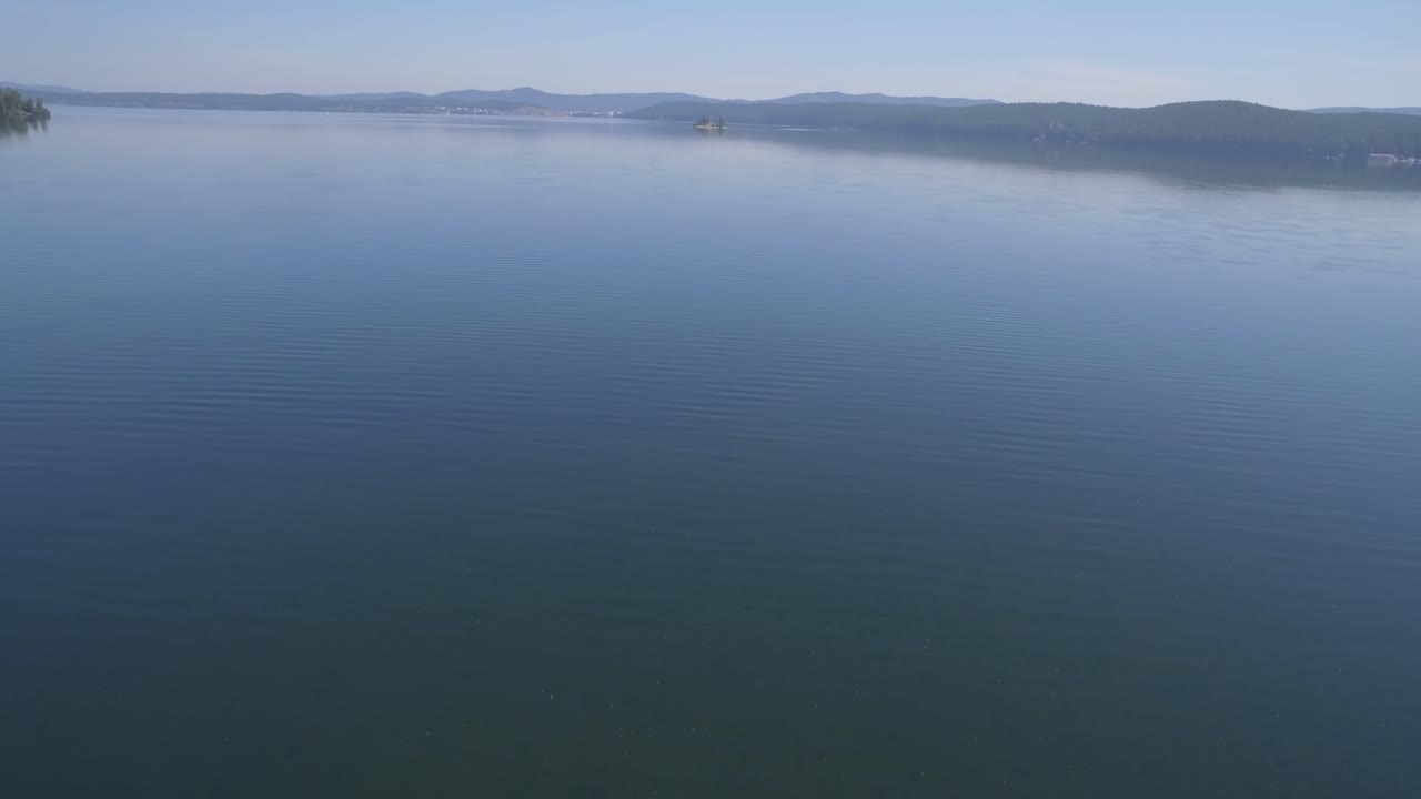 спокойный вид на озеро сверху.