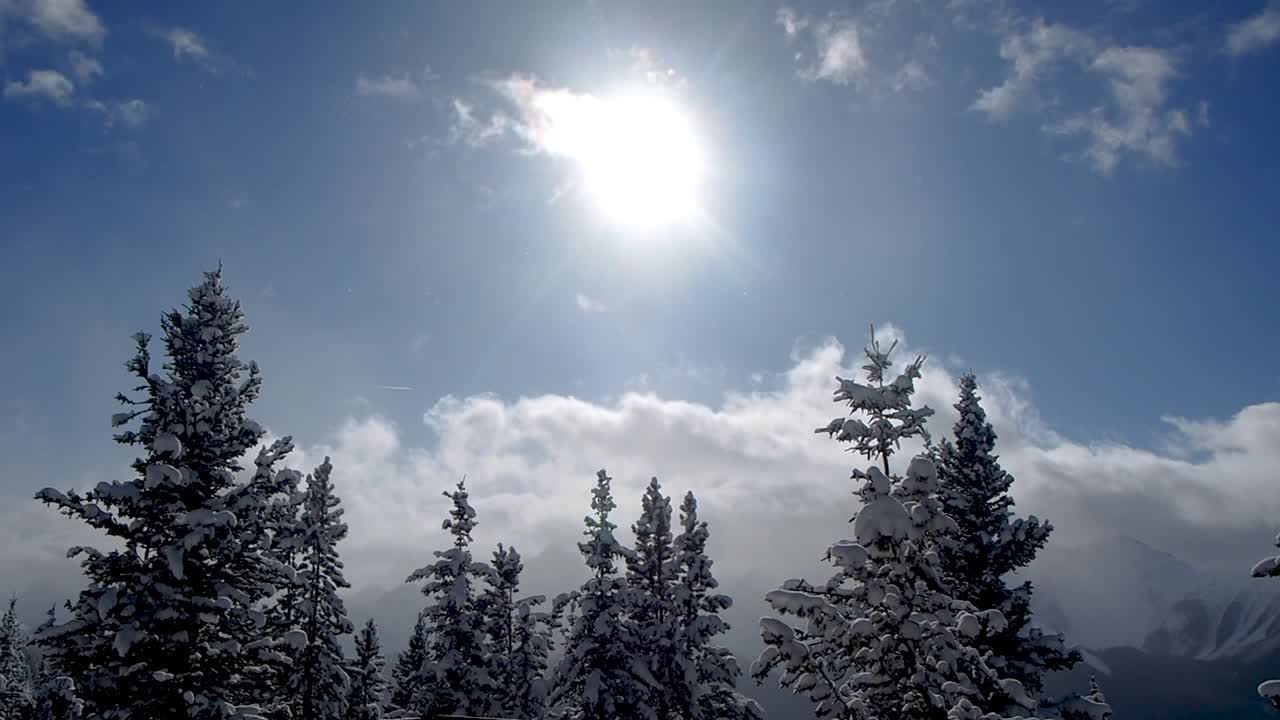 Lumihuippuinen vuori liikkuvilla pilvillä