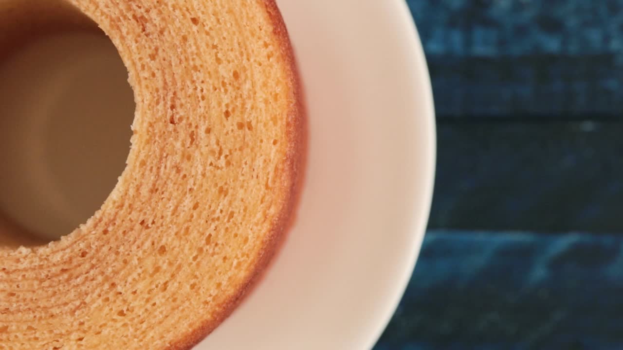 결혼 선물 baumkuchen는 차 시간 동안 테이블에 회전