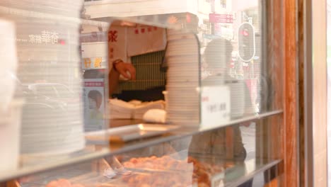 cliente comprando pan en una panadería local