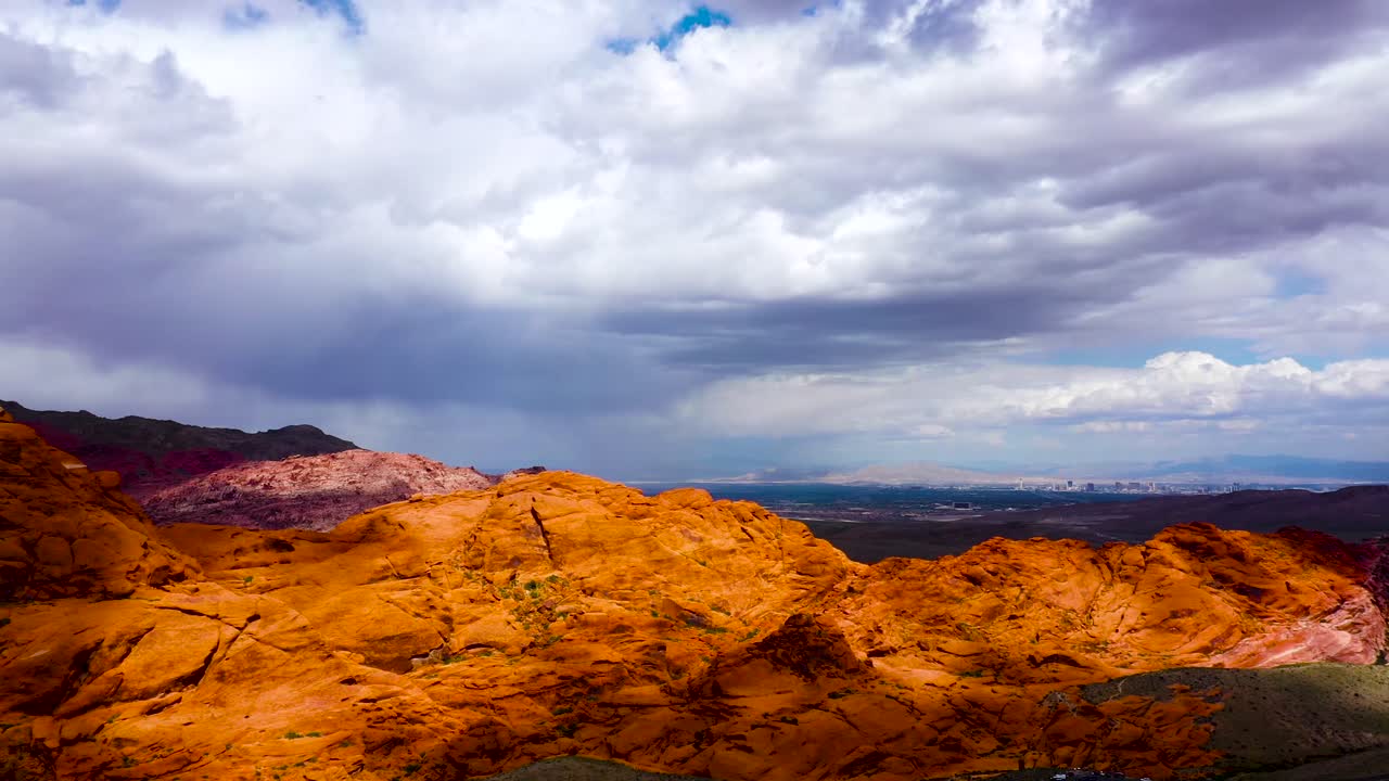 tomas aéreas de drones rastreando la parte superior del cañón de roca roja durante el día en las vegas, nv