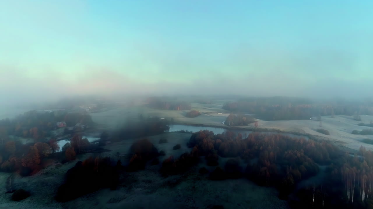 nubes sobre bosques y verdes campos rurales, hiperlapso aéreo hacia adelante