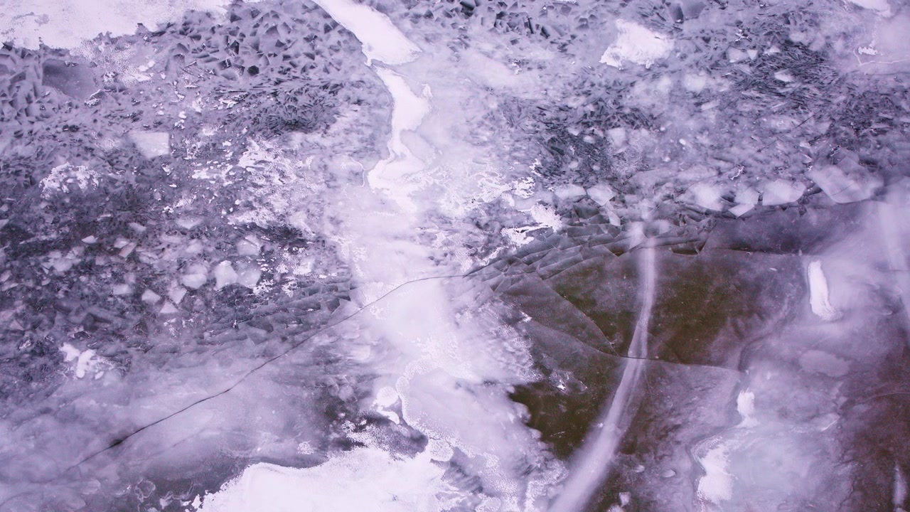 Riprese con drone che catturano dettagliate strutture di ghiaccio che galleggiano sulla superficie dei Grandi Laghi.