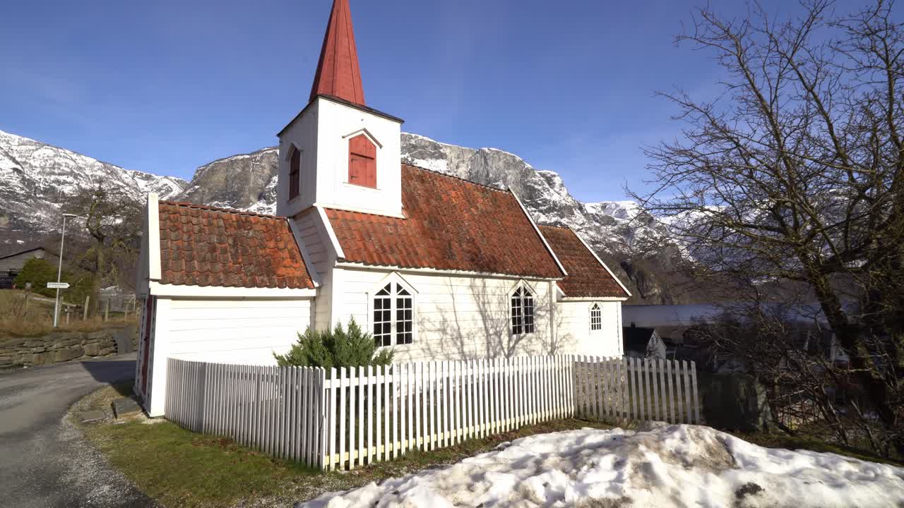화창한 날에는 운드레달 노르웨이의 유명한 소형 목조 교회 쪽으로 이동합니다.