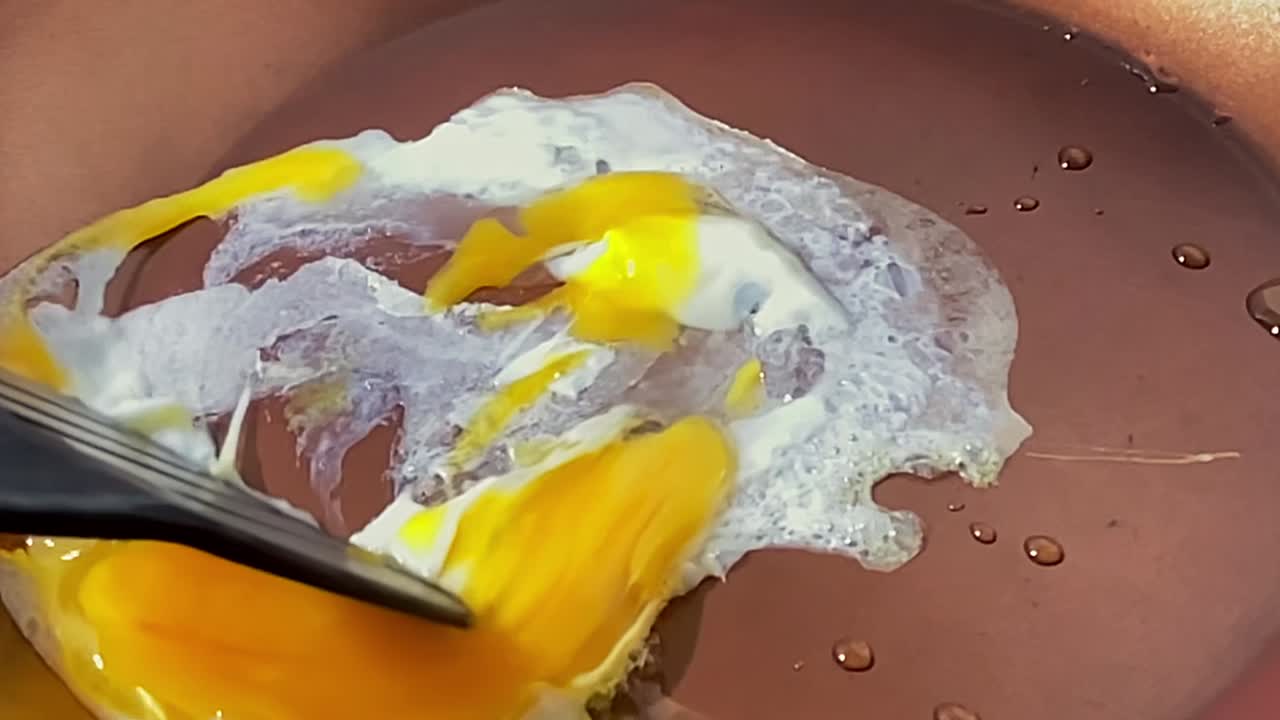 el aroma de un huevo recién frito llena la cocina de la casa prometiendo una deliciosa comida.