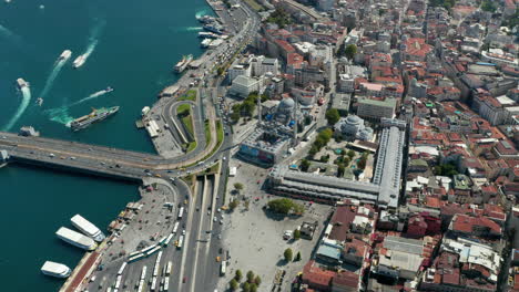 Gran-Bazar-En-Estambul-Junto-Al-Puente-Del-Bósforo-Con-Tráfico-De-Automóviles-Y-Mezquita-En-Construcción,-Vista-Aérea-Desde-Arriba