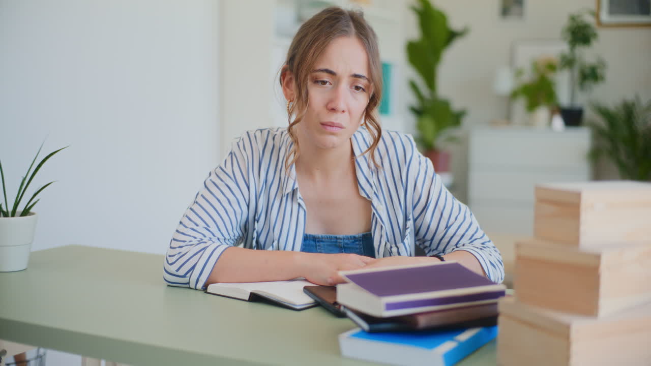mujer de negocios deprimida sentada en el escritorio