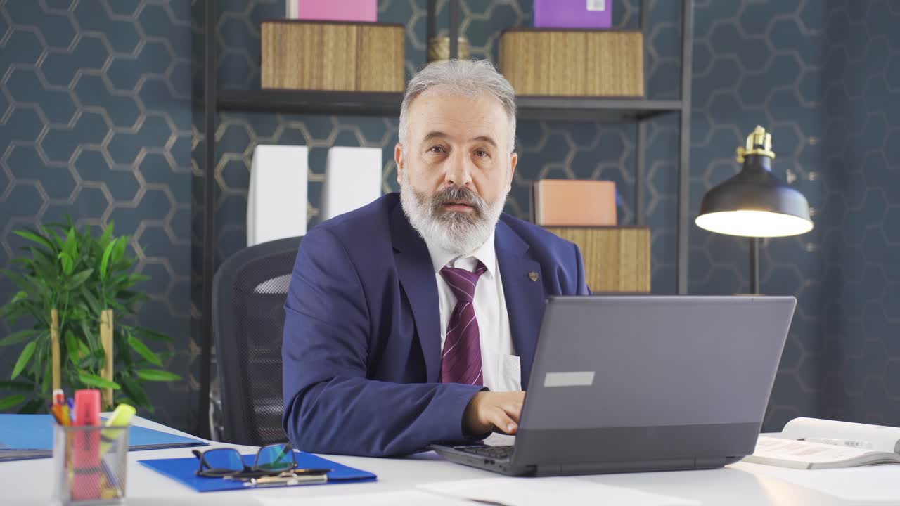 un hombre de negocios feliz y alegre mirando a la cámara.