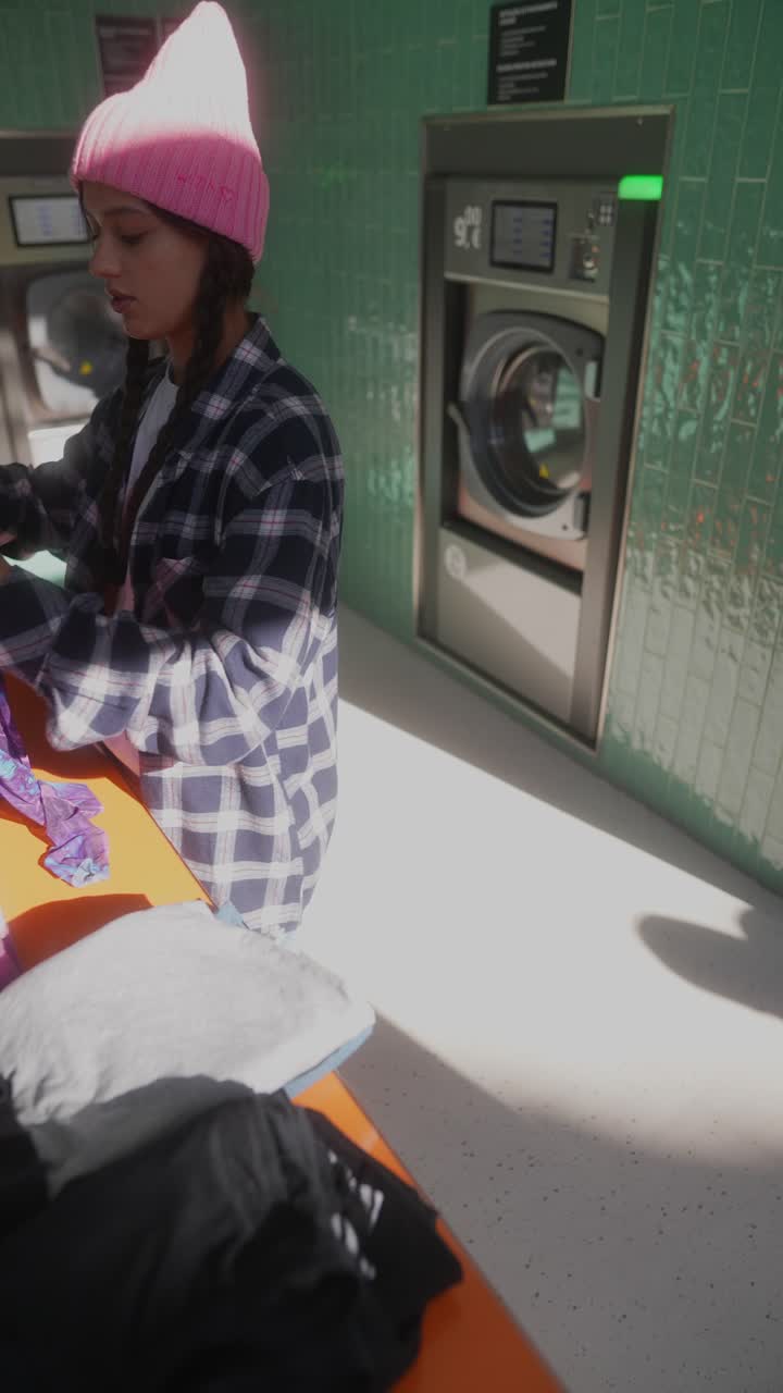 mujer lavando la ropa en una lavandería