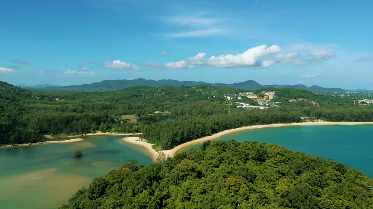 imágenes aéreas de naturaleza cinematográfica de 4k de un avión no tripulado volando sobre la hermosa playa de bang tao en phuket, tailandia en un día soleado