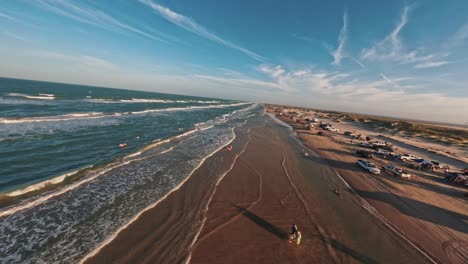 FPV-Luftdrohnenüberflug-über-Den-Belebten-Strand-Von-Texas-Am-Memorial-Day-Wochenende-Voller-Autos-Und-Touristen,-Die-Im-Meerwasser-Und-Sand-Spielen