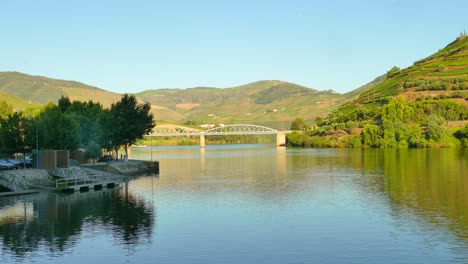 Eiffelbrücke-Im-Hintergrund-Im-Pinhao-Douro-Tal-In-Portugal