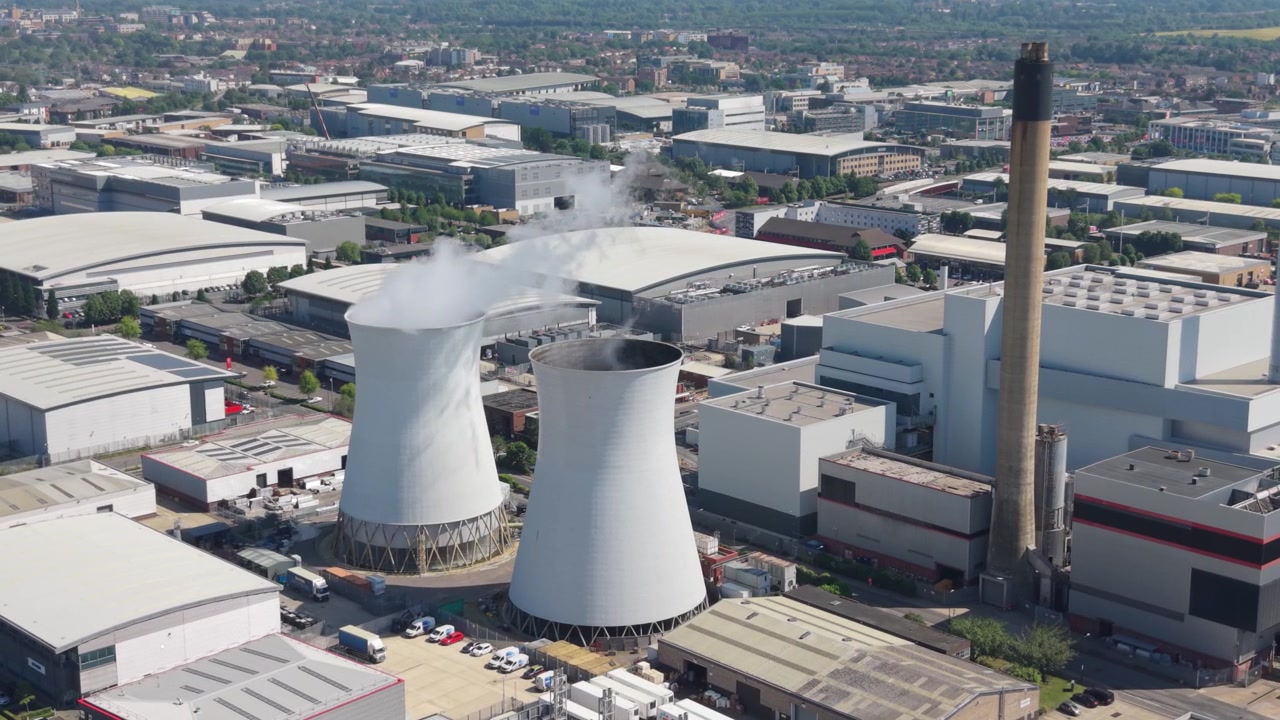 Centrale elettrica da termovalorizzazione che genera vapore in una giornata di sole.