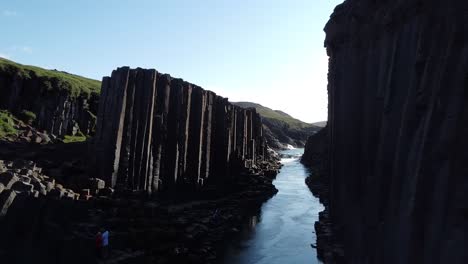 Cañón-Studlagil,-Río-Bru-Islandia-Con-Columnas-De-Roca-Basáltica,-Vista-Frontal,-Empujando-Hacia-Adentro