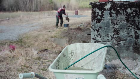 Schubkarre-Mit-Wasser-Füllen,-Um-Wurzelgemüse-Auf-Dem-Bauernhof-Zu-Waschen