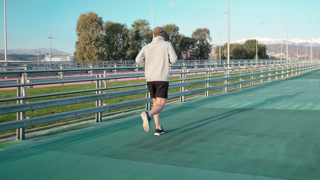 도시 다리에서 달리는 남자