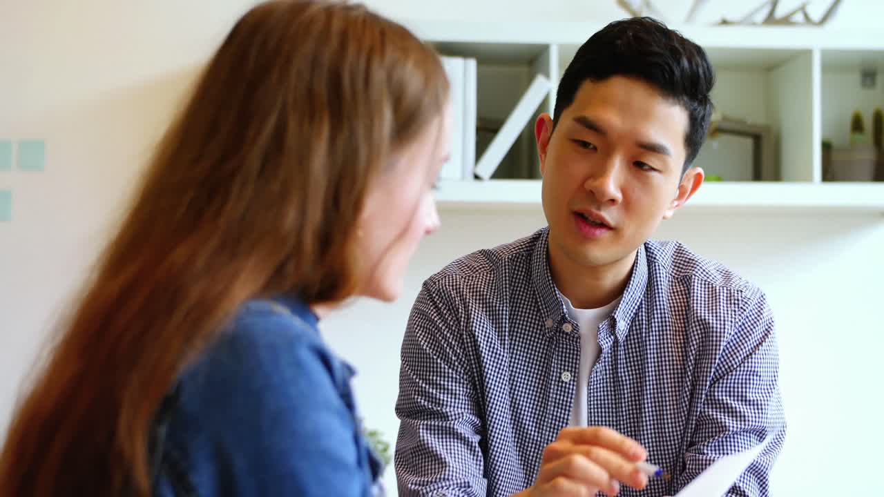 비즈니스 임원 들 이 문서 에 대해 논의 하고 있다