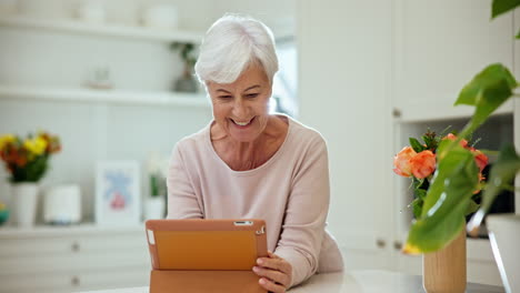 mujer anciana, tableta y lectura en casa