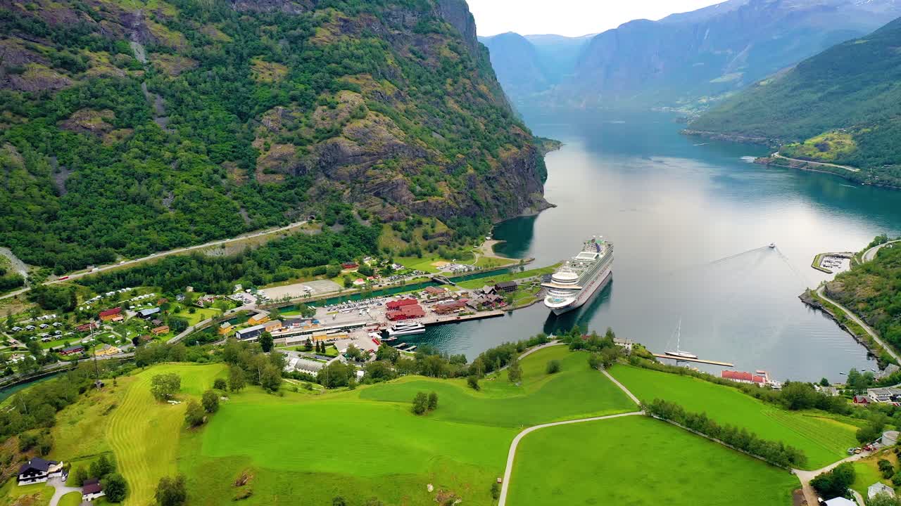 aurlandsfjord, la ciudad de flam al amanecer.