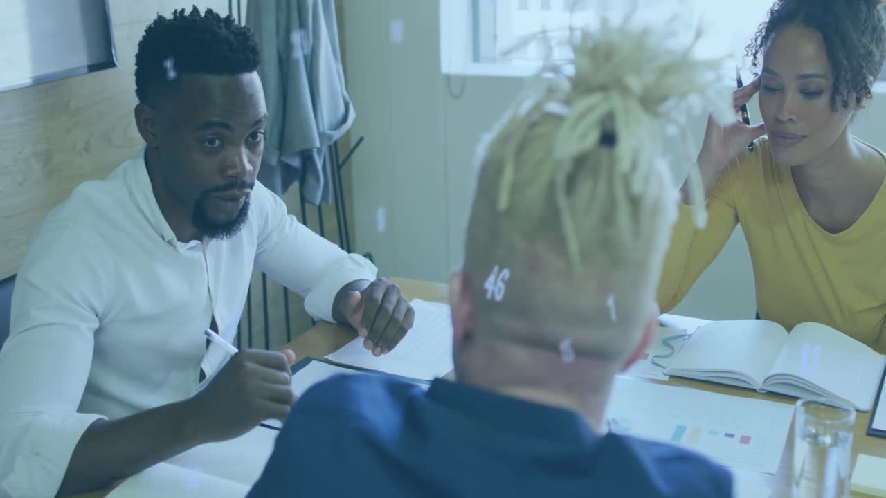 animación del procesamiento de datos sobre diversas personas de negocios en la oficina