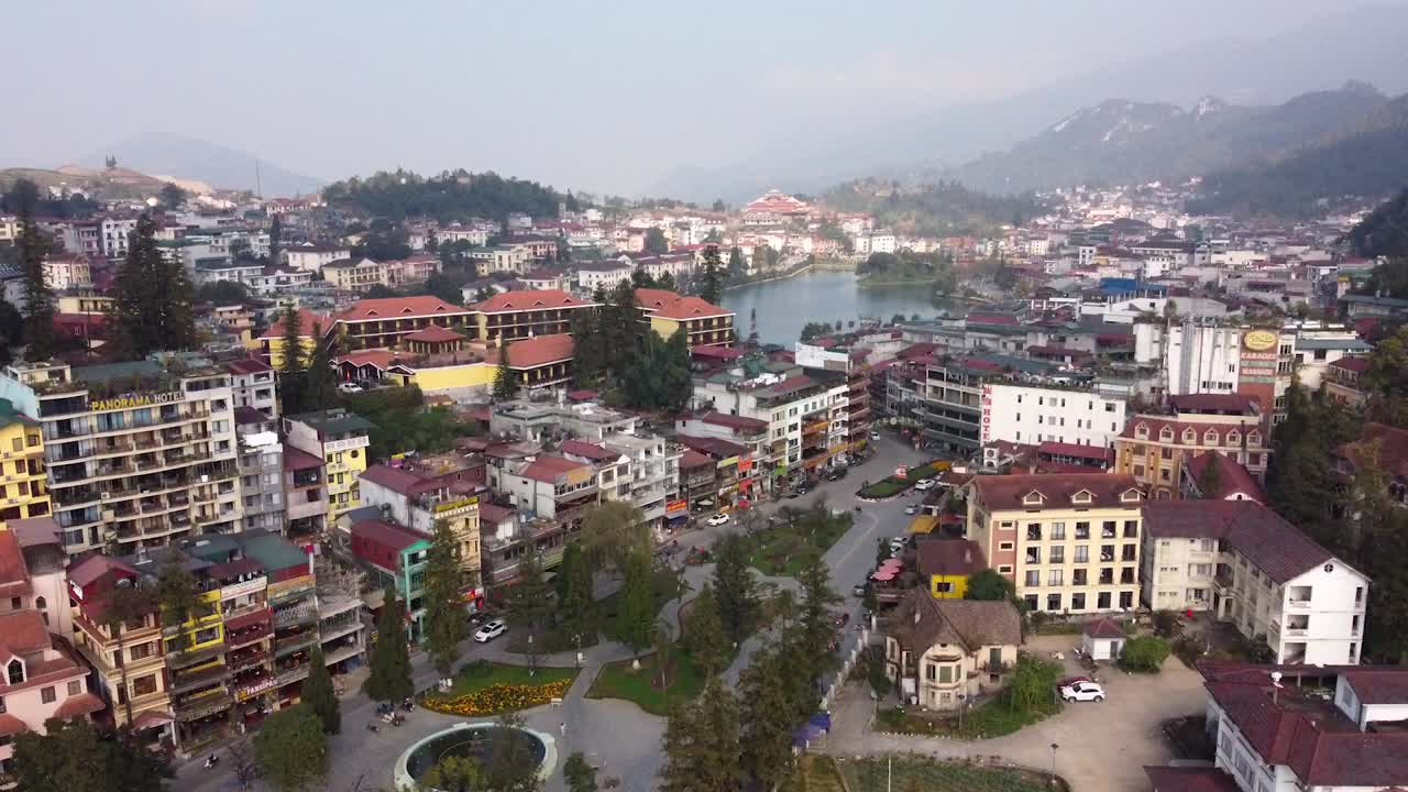Vietnam'da Sapa şehir manzarasının havadan görünümü, arka planda Sapa gölüyle huzurlu bir manzara.