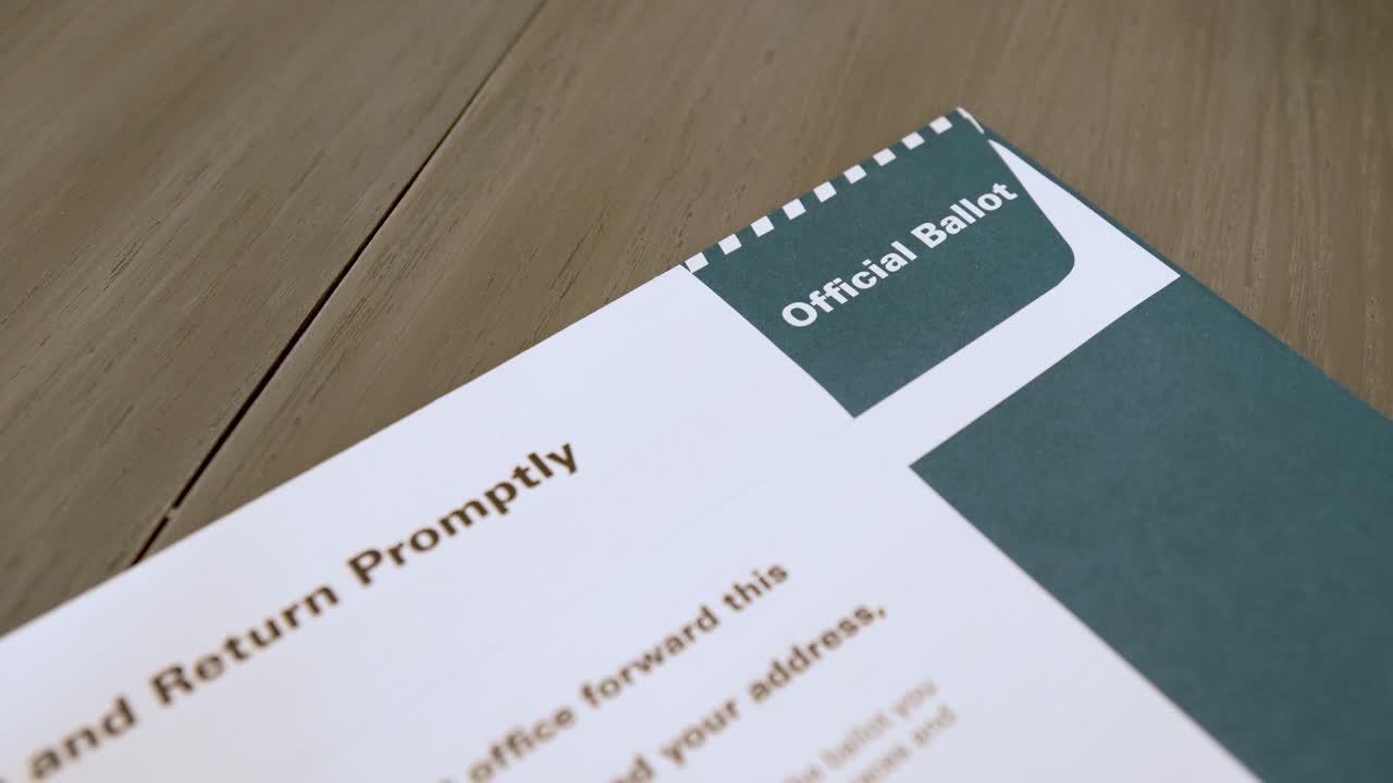 개봉 및 작성 준비가 된 투표용지의 공식 우편물