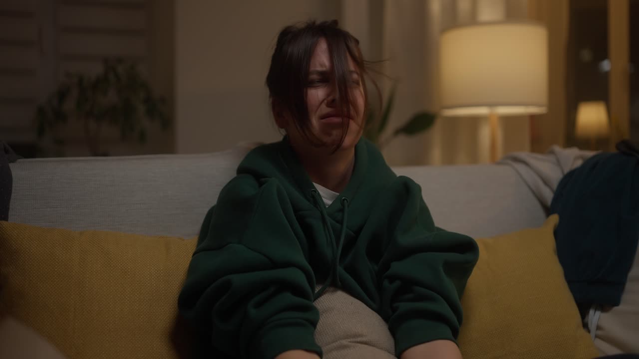 Donna sul divano di notte
