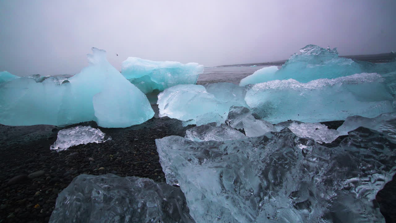 los icebergs en la playa de diamantes en islandia.