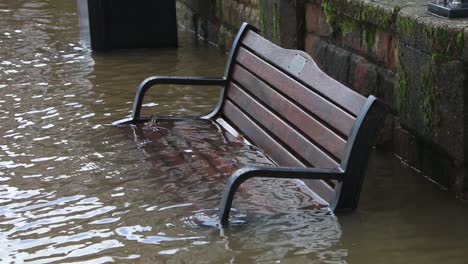 Das-Hochwasser-Des-Flusses-Severn-Bedeckt-Eine-Bank-An-Seinen-Ufern-In-Bewdley,-Worcestershire