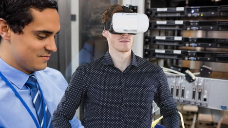 animación de un hombre de negocios caucásico que usa auriculares vr sobre un hombre biracial en la sala del servidor