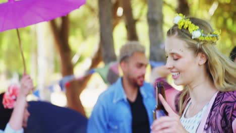 mujer divirtiéndose en el festival de música 4k