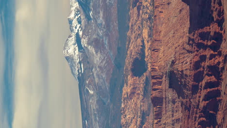 Timelapse-Vertical-4k,-Nubes-Sobre-El-Valle,-Formaciones-Rocosas-Rojas-Y-Picos-En-El-área-De-Moab,-Utah-Usa