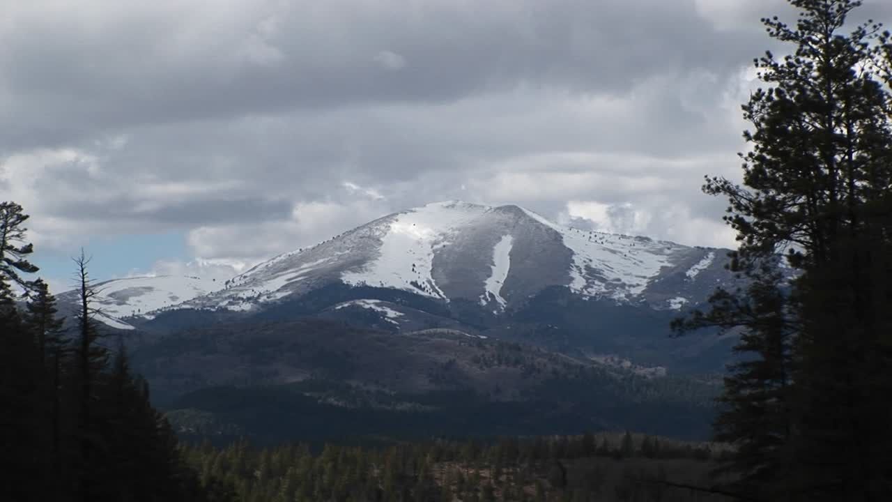 Un campo lungo di una vetta innevata nella catena montuosa Sierra Blanca in Nuovo Messico.