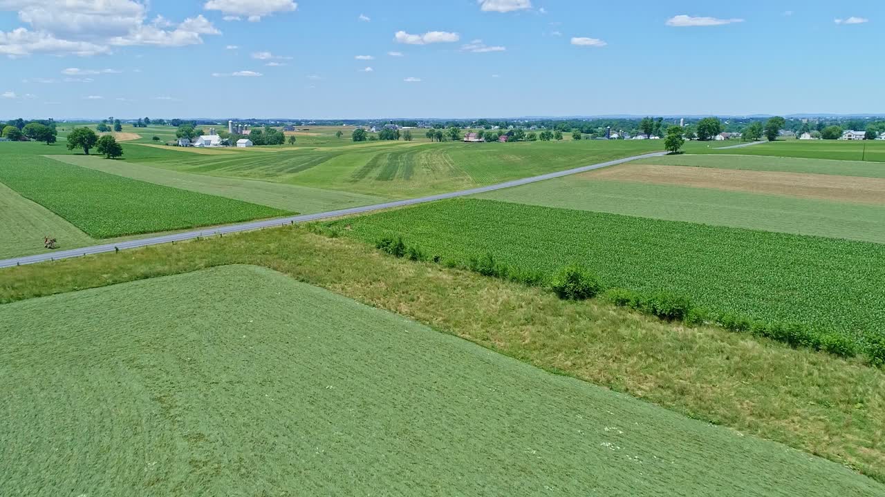 una vista aérea del campo agrícola con campos sembrados y pastos en un hermoso día soleado