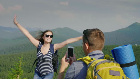 Vacaciones-En-Las-Montañas-En-Verano,-Un-Hombre-Toma-Fotos-De-Su-Novia-En-Un-Hermoso-Backgr