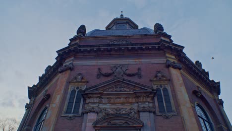 Edificio-De-Arquitectura-De-Capilla-De-Catedral-De-Estilo-Holandés-Europeo-Tradicional-En-Países-Bajos-Con-Diseño-De-Arte-Auténtico-Y-Recorrido-Lento-Al-Atardecer