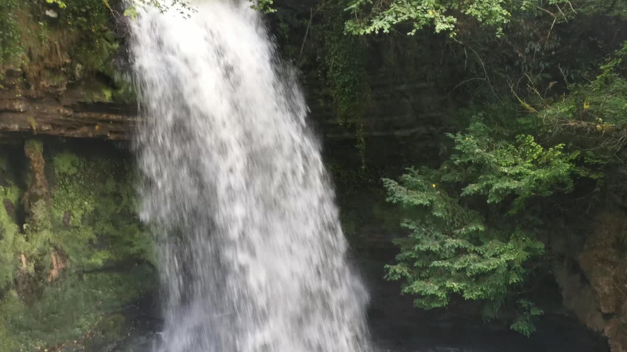 cascada de glencar anidada en un pequeño desfiladero en irlanda y a finales de otoño llena de agua después de la lluvia