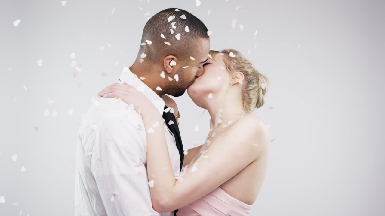 pareja de raza mixta besándose en cámara lenta serie de fotos de bodas de bodas