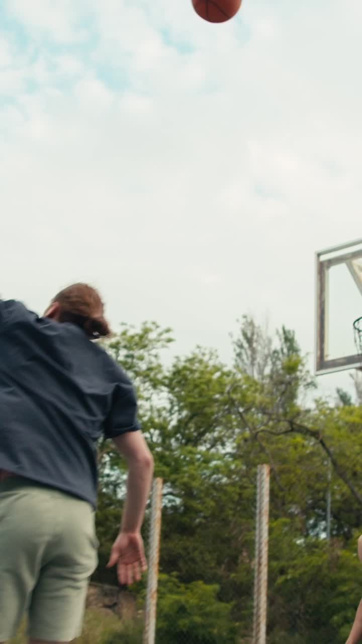 jugador de baloncesto disparando