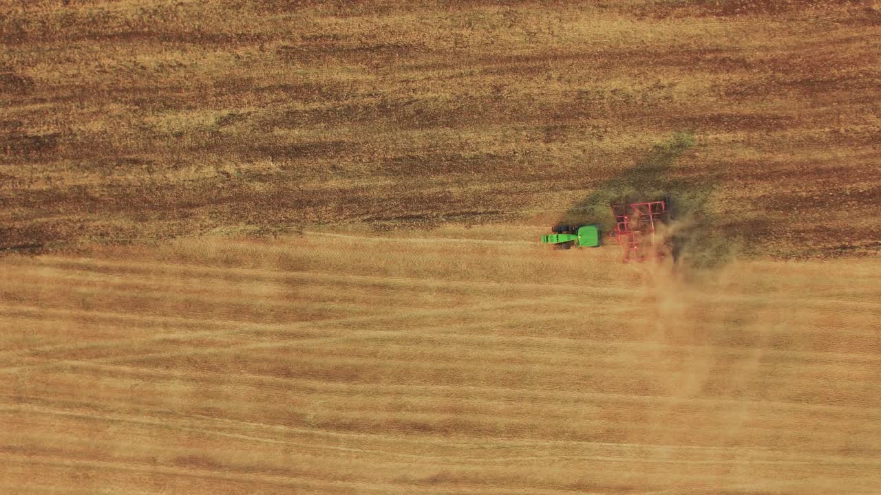 을 고 있는 트랙터 의 공중 사진