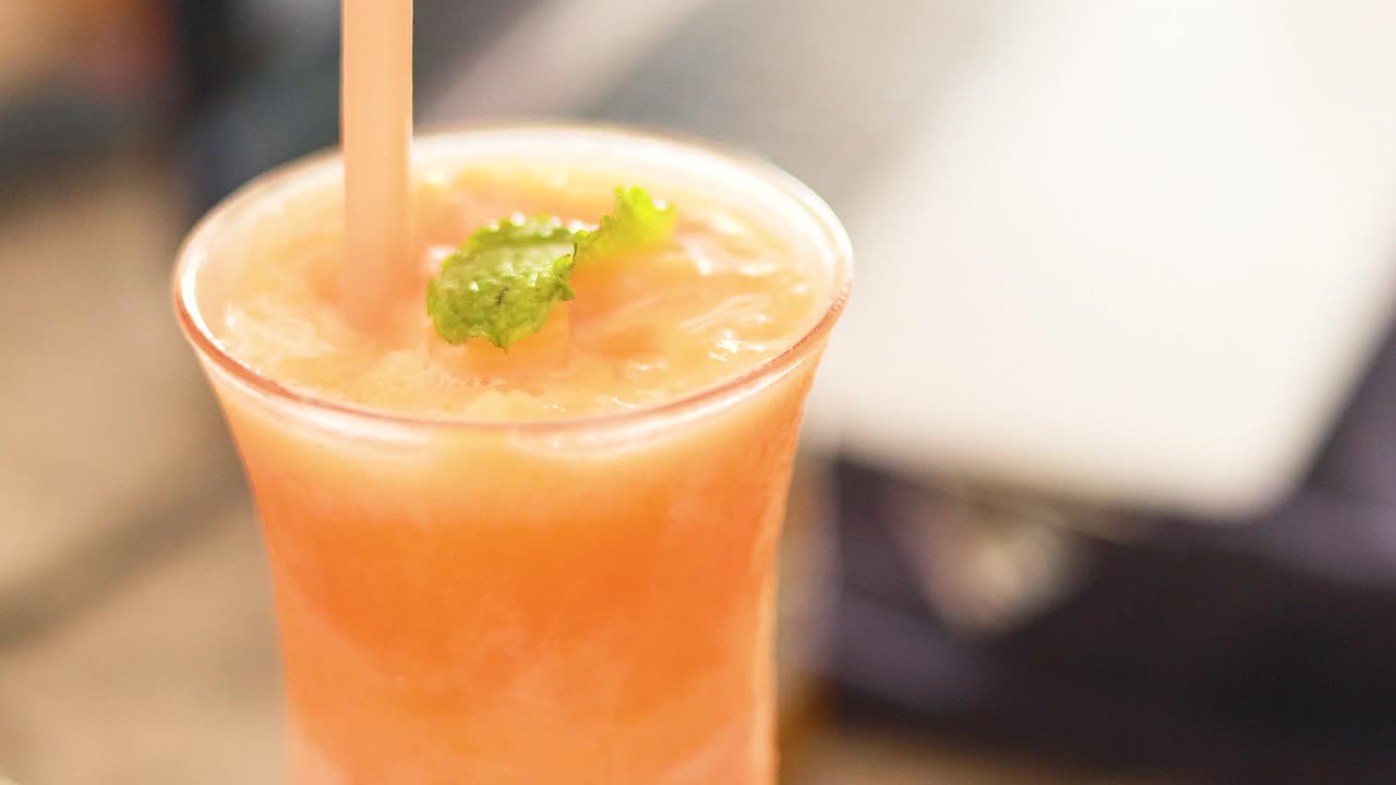 푸켓에서 민트 잎으로 장식된 신선한 망고 주스 음료
