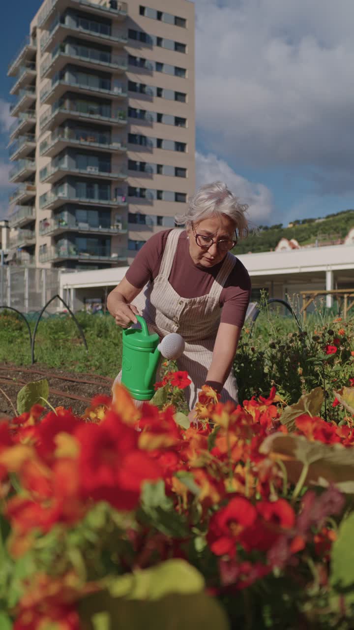 시니어 여성 정원