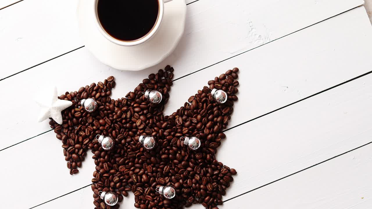 전나무 모양의 콩과 커피 한 잔